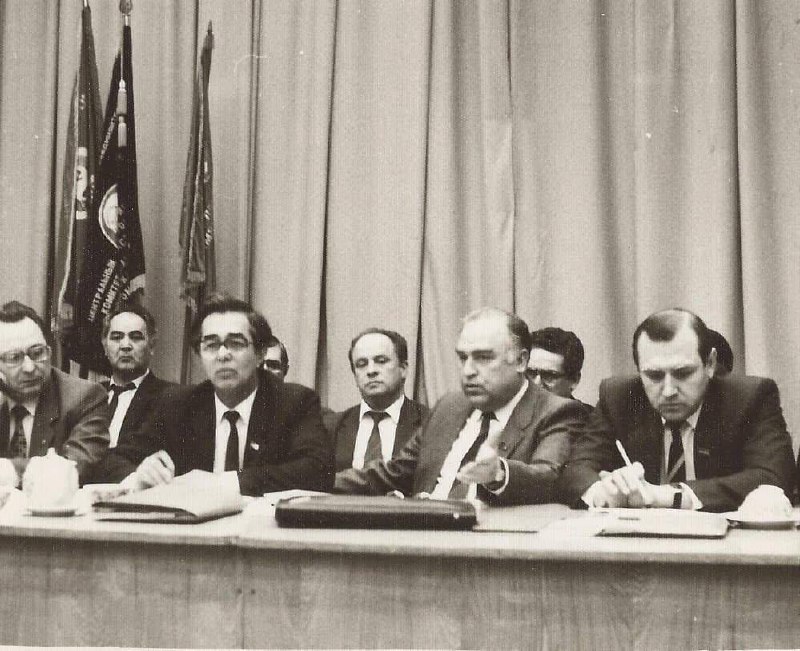 Atadjanov with Viktor Chernomyrdin at a gas industry leadership event, c. 1985–1989